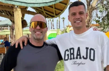 Granit Xhaka, një takim surprizë me Jason Statham në pushime