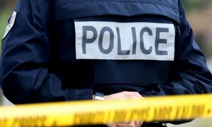 I kërkuari për vrasje bie nga ndërtesa në përpjekje për t’iu shmangur arrestimit