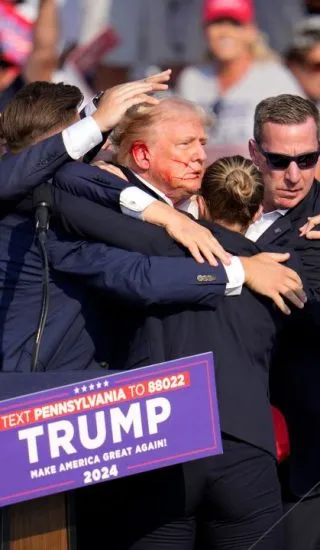 Trump sulmohet gjatë një tubimi, dëgjohen të shtëna dhe shihet gjak në ftyrën e ish-presidentit amerikan