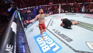 Topuria nokauton Oliveira-n për t’u bërë kampion i dyfishtë dhe legjendë e UFC-së