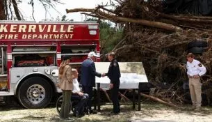 Trump viziton Texas-in e goditur nga përmbytjet