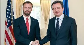 Kurti takohet me zyrtarin e DASH-it: Kosova do të jetë gjithmonë partner i besueshëm i SHBA-së