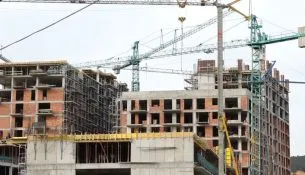 Paradoksi i tregut të patundshmërive në Kosovë – ndërtohet pa ndalur, por kush mund t’i blejë?