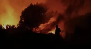 Greqia përballet me dhjetëra zjarre, mes thatësirës dhe erës