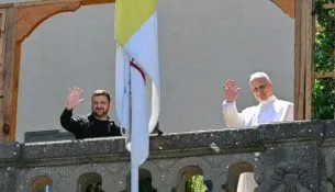 Papa ofrohet të zhvillojë bisedime me Rusinë pas takimit me Zelensky-n