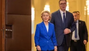 Heshtja e BE-së ndaj represionit të Vuçiçit, rrezik për të gjithë Ballkanin Perëndimor