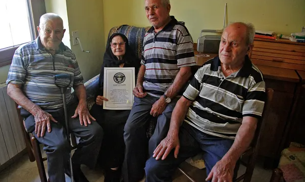 Consolata Melis me tre vëllezërit e saj në shtëpinë e saj në Perdasdefogu në 2012, pak para ditëlindjes së saj të 105 -të. (Ⓒ AFP)
