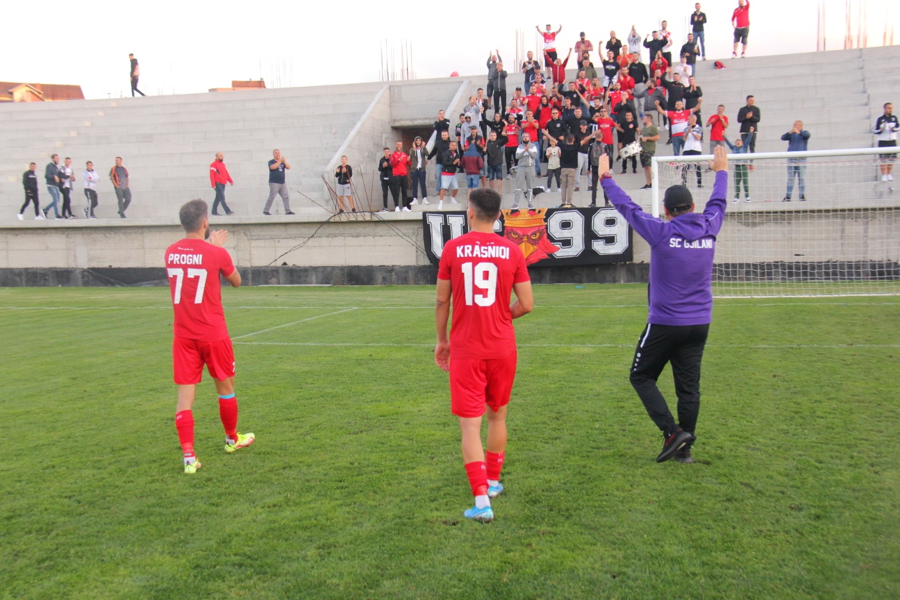 Ismet Munishi dhe futbollistët e Gjilanit duke festuar fitoren përballë Feronikelit