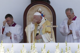 Papa Françesku gjatë kremtimit të meshës në Hungari