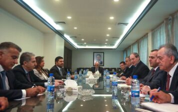 Ministri i Jashtëm sirian Faisal Miqdad dhe anëtarët e kabinetit takohen me një delegacion zyrtar libanez në Damask