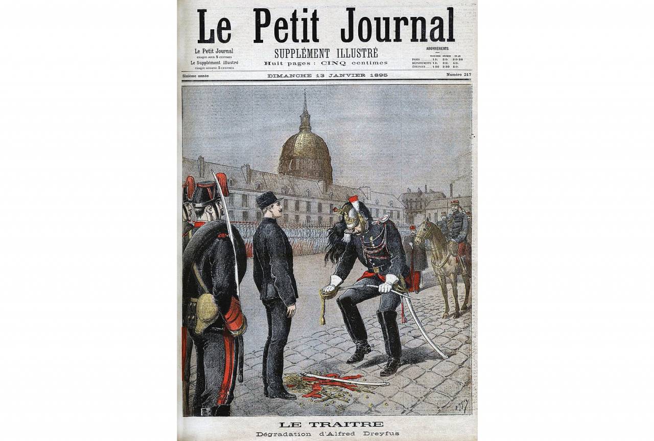 Vizatim i Henri Meyer që përfaqëson degradimin e kapitenit Dreyfus më 5 janar 1895. U shfaq në kopertinën e "Petit Journal" të 13 janarit 1895 me mbishkrimin e mëposhtëm: "Tradhtari". Via Wikicommons.