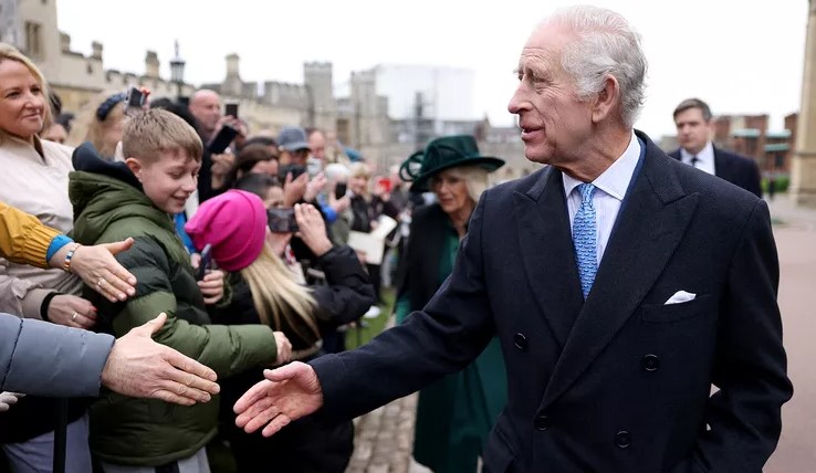 Mbreti Charles me një shëtitje të befasishme pas uljes larg familjes mbretërore në shërbimin e Pashkëve në mes të trajtimit me kancer