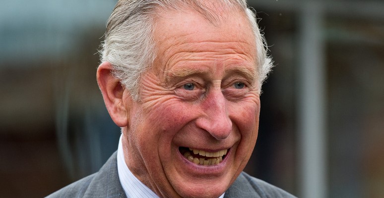 Mbreti Charles shfaqet i buzëqeshur në publik, në mes të trajtimit të tij me kancer