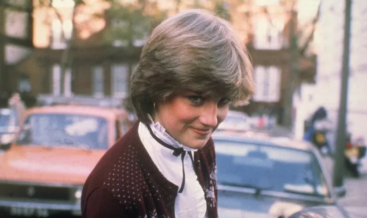 Kontrata e parë e punës e Princeshës Diana mbi të cilën ajo gënjeu për moshën e saj, shitet për mbi 10 mijë dollarë në ankand