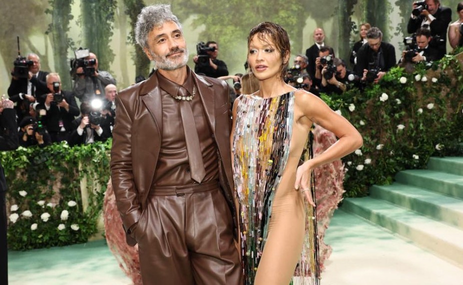 Rita Ora dhe Taika Waititi rrëmbejnë vëmendje me stilin e veshjes në Met Gala 2024